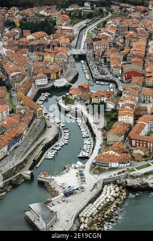 Espagne, Asturies: Vue aérienne du village et du port de Llanes par la mer Cantabrique. Banque D'Images