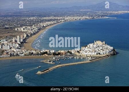 Espagne, Communauté Valencienne, Peniscola: Vue aérienne de la station balnéaire, de ses grandes plages et de la marina au fond du château "Castell del Pa Banque D'Images