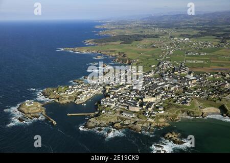 Espagne, Asturies: Vue aérienne du port et de la ville de Tapia de Casariego, très populaire auprès des touristes espagnols Banque D'Images