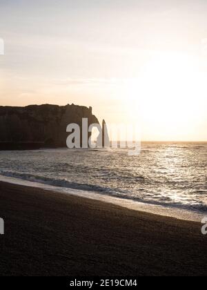 Vue panoramique du complexe de craies d'Etretat falaises blanches ponts naturels aiguille d'Aiguille sur la côte atlantique de l'océan, Octeville sur Mer le Havre Seine M. Banque D'Images