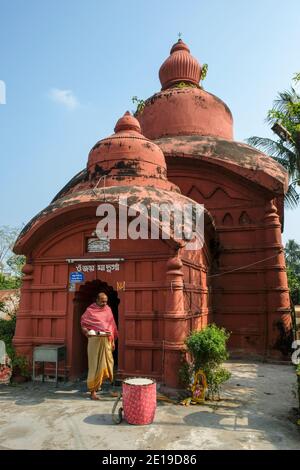 Udaipur, Inde - décembre 2020: Un moine dans le Temple de Durga dans la ville d'Udaipur, l'ancienne capitale de Tripura le 18 décembre 2020 à Udaipur. Banque D'Images