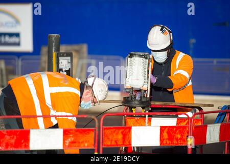 Glasgow, Écosse, Royaume-Uni. 5 janvier 2021. Photo : les ingénieurs d'OpenREACH fixent des liaisons de télécommunications essentielles dans le centre-ville. À 00 h 01 ce matin, l'Écosse a été mise dans un nouveau confinement, conformément au discours du Premier ministre écossais à 14 h, hier. Seuls les voyages essentiels sont autorisés, comme aller au travail et faire du shopping et de l'exercice, à part que tout le monde doit rester dans sa maison. Crédit : Colin Fisher/Alay Live News Banque D'Images