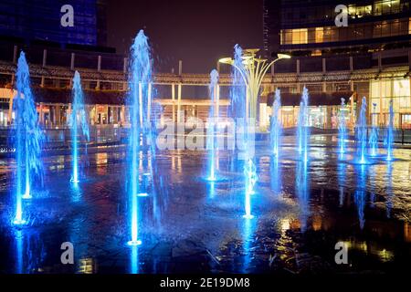 Fontaines illuminées sur la place Gae Aulenti entourée de gratte-ciels modernes. Quartier Porta Garibaldi. Milan, Italie - décembre 17 Banque D'Images