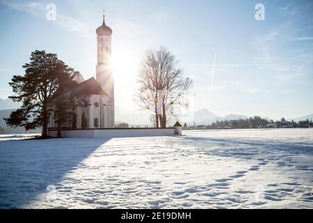 Église catholique bavaroise vue contre un paysage ensoleillé d'hiver, Allemagne. Banque D'Images