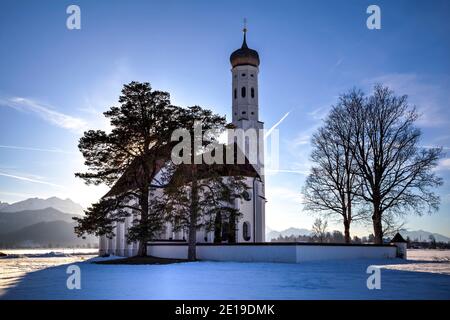 Église catholique bavaroise vue contre un paysage ensoleillé d'hiver, Allemagne. Banque D'Images