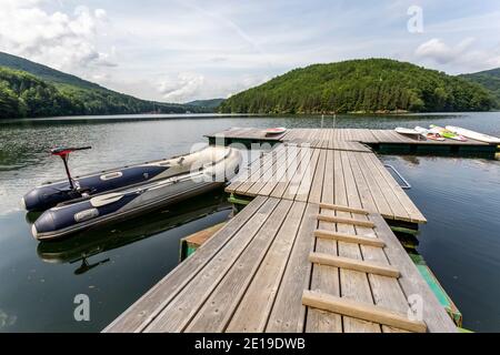 Lac de Goznuta, près du village de Valiug, vu dans un splendide jour d'été, Caras-Severin, Roumanie. Banque D'Images