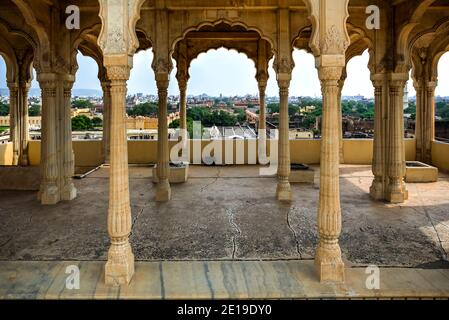 Vue sur le complexe de palais de la ville de Jaipur depuis la terrasse de Chandra Mahal, la résidence de l'ancienne famille royale de Jaipur, Rajasthan, Inde. Photo ta Banque D'Images