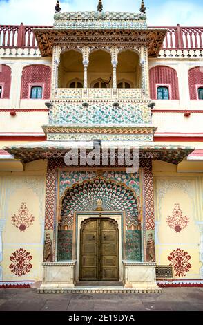 Pritam Niwas Chowk, la cour intérieure de Chandra Mahal et sa porte de Lotus du Sud-est, représentant l'été et est dédié à Lord Shiva Parvati. Pho Banque D'Images