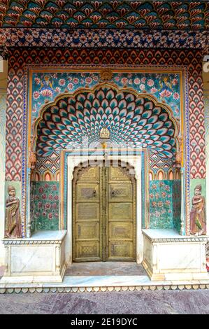 Pritam Niwas Chowk, la cour intérieure de Chandra Mahal et sa porte de Lotus du Sud-est, représentant l'été et est dédié à Lord Shiva Parvati. Pho Banque D'Images