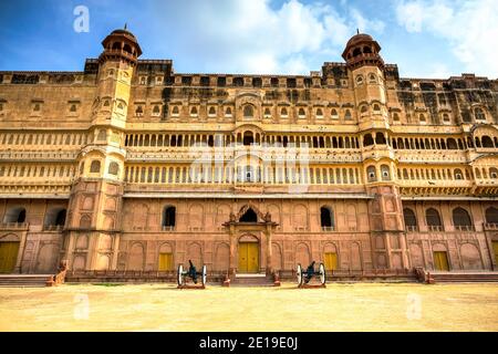 Façade d'entrée orientale de l'ancien fort de Bikaner, Junagarh, Rajasthan, partie nord de l'Inde. Banque D'Images