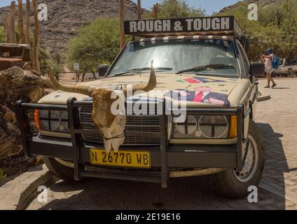 Vieille voiture sur l'oasis de Goanikontes, Namibie Banque D'Images