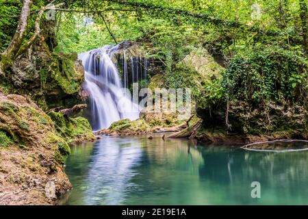 La cascade de la Vaioaga rencontrée pendant la randonnée sur les Gorges de la Nera pendant l'été, Roumanie Banque D'Images