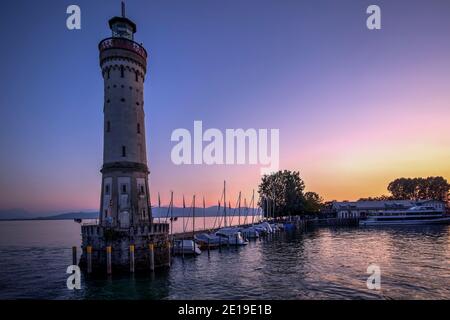 Port et phare de Lindau vus au crépuscule sur Bodensee ou lac de Constance, Allemagne. Photo prise le 26 août 2019. Banque D'Images