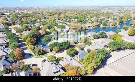 Vue aérienne quartier haut de gamme au bord du lac à Coppell, Texas, Amérique. Maisons résidentielles avec vue sur le dessus entourées d'un feuillage d'automne coloré en automne ensoleillé Banque D'Images