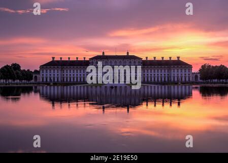 Le palais de Schleissheim vu au crépuscule avec un ciel spectaculaire et se reflète dans la fontaine du jardin. Photo prise le 25 août 2019 à Oberschleis Banque D'Images