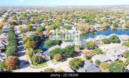 Vue aérienne vaste étendue suburbaine près de Dallas, Texas, Amérique avec des maisons au bord du lac et de maître la communauté planifiée près de la ligne horizontale dans la da d'automne ensoleillé Banque D'Images