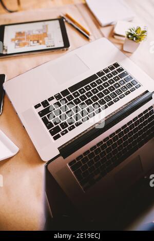 Vue de dessus de l'ordinateur portable et de l'espace de travail installé sur le bureau. Banque D'Images