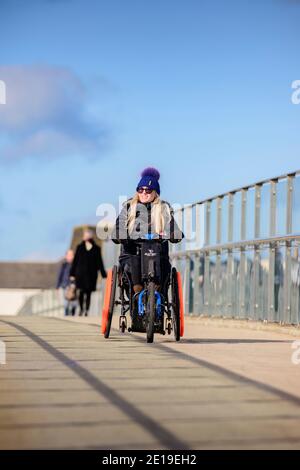 Gem Hubbard, créateur de mode de vie handicapé et créateur numérique, est une jeune personne et influenceur connue pour son canal « Wheels No Heels ». Banque D'Images