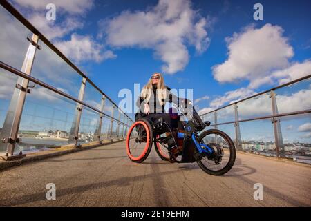 Gem Hubbard, créateur de mode de vie handicapé et créateur numérique, est une jeune personne et influenceur connue pour son canal « Wheels No Heels ». Banque D'Images