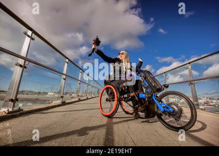 Gem Hubbard, créateur de mode de vie handicapé et créateur numérique, est une jeune personne et influenceur connue pour son canal « Wheels No Heels ». Banque D'Images