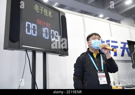 (210105) -- CHONGQING, le 5 janvier 2021 (Xinhua) -- Liang Pan travaille comme assistant de l'arbitre de l'électronique au premier Concours national de compétences professionnelles à Guangzhou, dans la province de Guangdong, dans le sud de la Chine, le 10 décembre 2020. Liang Pan, qui a échoué à l'examen d'entrée au lycée, est maintenant enseignant au Chongqing Technician College of Railway Transportation. D'un étudiant de l'école professionnelle secondaire, d'un profane en électronique à un expert et un champion du monde, il a fallu 6 ans à Liang Pan pour réaliser le rêve. Les expériences de travail à un très jeune âge ont permis à Liang Pan de réaliser l'impor Banque D'Images