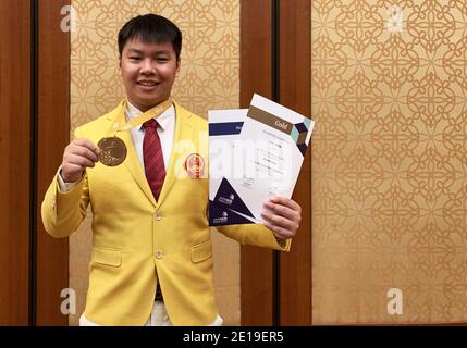 (210105) -- CHONGQING, le 5 janvier 2021 (Xinhua) -- Liang Pan présente sa médaille d'or et ses certificats pour le championnat de l'électronique au 45e concours WorldSkills, le 28 août 2019. Liang Pan, qui a échoué à l'examen d'entrée au lycée, est maintenant enseignant au Chongqing Technician College of Railway Transportation. D'un étudiant de l'école professionnelle secondaire, d'un profane en électronique à un expert et un champion du monde, il a fallu 6 ans à Liang Pan pour réaliser le rêve. Les expériences de travail à un très jeune âge ont fait de Liang Pan l'importance de maîtriser une compétence et de chérir Banque D'Images