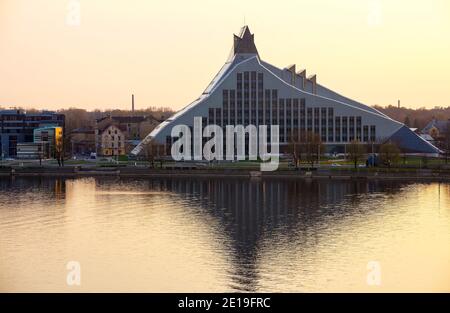 Bibliothèque nationale lettone ou Château de lumière et rivière Daugava, Lettonie Banque D'Images