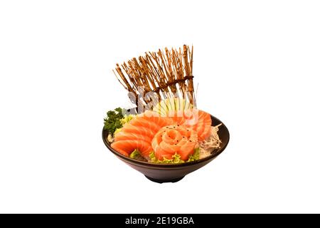 Tranches de saumon frais sashimi cuisine japonaise servie sur glace bol avec fond blanc Banque D'Images