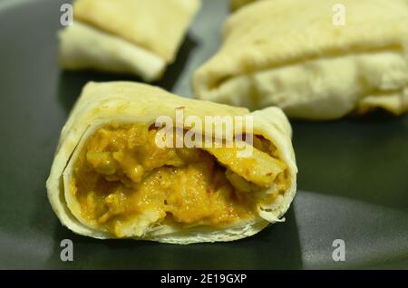 rôti de poulet farci sauce curry sur l'assiette Banque D'Images