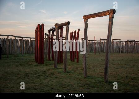 21 décembre 2020, Saxe-Anhalt, Pömmelte: Le jour du solstice d'hiver, les premiers rayons du soleil frappent le sanctuaire de l'anneau de Pömmelte. Le fossé circulaire préhistorique est également appelé Stonehenge allemand par des archéologues. Photo: Stephan Schulz/dpa-Zentralbild/ZB Banque D'Images