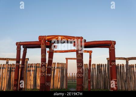 21 décembre 2020, Saxe-Anhalt, Pömmelte: Le jour du solstice d'hiver, les premiers rayons du soleil frappent le sanctuaire de l'anneau de Pömmelte. Le fossé circulaire préhistorique est également appelé Stonehenge allemand par des archéologues. Photo: Stephan Schulz/dpa-Zentralbild/ZB Banque D'Images