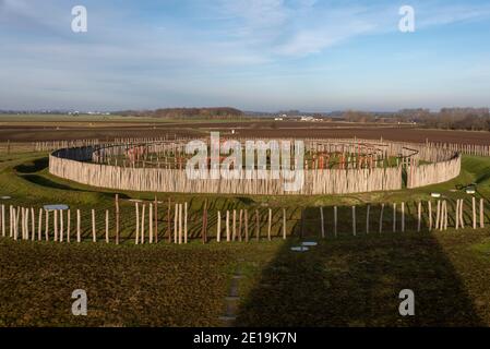 21 décembre 2020, Saxe-Anhalt, Pömmelte : le sanctuaire de l'anneau de Pömmelte le jour du solstice d'hiver. Le fossé circulaire préhistorique est également appelé Stonehenge allemand par des archéologues. Photo: Stephan Schulz/dpa-Zentralbild/ZB Banque D'Images