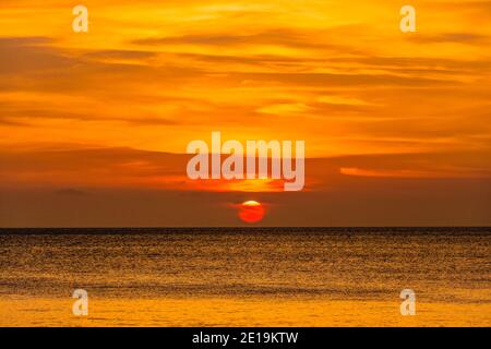 Coucher de soleil sur la mer à Kizimkazi à Unguja aka l'île de Zanzibar Tanzanie Afrique de l'Est Banque D'Images