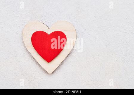 Arrière-plan de la Saint-Valentin avec coeurs en bois sur fond de béton, vue de dessus. Concept de la Saint-Valentin Banque D'Images