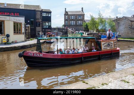 Les visiteurs se rendent en bateau le long de la branche des sources du canal Leeds Liverpool à Skipton, dans le North Yorkshire Banque D'Images