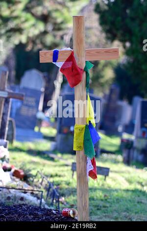 Vienne, Autriche. Le cimetière central de Vienne. Une croix en bois avec des drapeaux de prière bouddhistes au cimetière central Banque D'Images