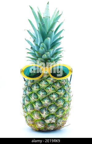 Ananas de mode avec lunettes de soleil sur fond blanc, vacances d'été, vacances et concept alimentaire Banque D'Images