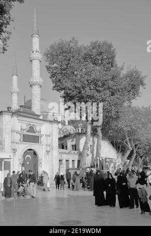 Personnes sur la place Eyup Sultan devant la mosquée Eyup Sultan à Istanbul, Turquie Banque D'Images