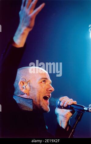 Michael Stipe, chanteur principal du groupe de rock alternatif américain R.E.M., se produit au concert de la Journée de la liberté de l'Afrique du Sud sur la place, à Londres. Banque D'Images