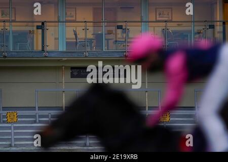 Une vue générale comme un coureur passe la tribune vide pendant les piquets classés Betway à l'hippodrome de Lingfield Park. Banque D'Images