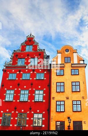 Le rouge et le jaune des bâtiments iconiques sur Stortorget, une petite place publique à Gamla Stan, la vieille ville dans le centre de Stockholm, Suède Banque D'Images