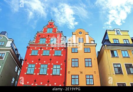 Le rouge et le jaune des bâtiments iconiques sur Stortorget, une petite place publique à Gamla Stan, la vieille ville dans le centre de Stockholm, Suède Banque D'Images