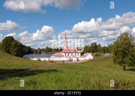 Palais du Prieuré à Gatchina près de Saint-Pétersbourg, Russie. Le palais conçu par N. Lvov pour les chevaliers de l'ordre maltais et construit de terre ramée Banque D'Images