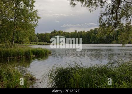 Pavillon Vénus sur les rives du lac Beloye dans le parc du palais Gatchina, Gatchina près de Saint-Pétersbourg, Russie Banque D'Images