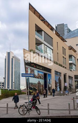 Bâtiments contemporains dans le quartier de Porta Nuova, Milan, Lombardie, Italie Banque D'Images