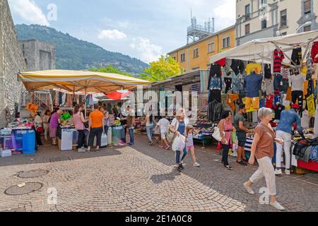 Como, Italie - 15 juin 2019: Les gens magasiner à Open Street Market samedi à Como, Italie. Banque D'Images