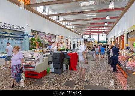 Como, Italie - 15 juin 2019: Les gens magasiner au marché intérieur des agriculteurs de Côme, Italie. Banque D'Images
