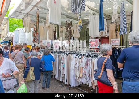 Como, Italie - 15 juin 2019: Les gens magasiner au marché de la rue Stathing Sall samedi à Côme, Italie. Banque D'Images