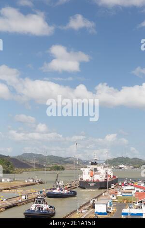 Deux remorqueurs et un navire-citerne passent par les écluses Miraflores du canal de Panama. Banque D'Images