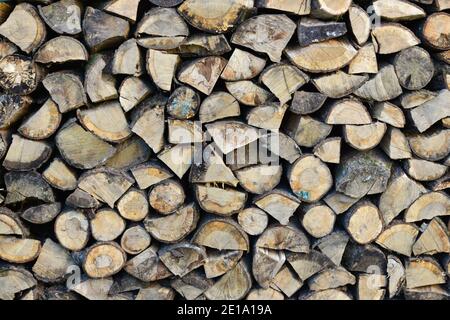 Un arrière-plan de cheminée de bois situé à l'extérieur le jour ensoleillé Banque D'Images